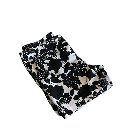 The cutest Black & White PEACE & PEARLS floral print shorts size 14 - Picture 2 of 4